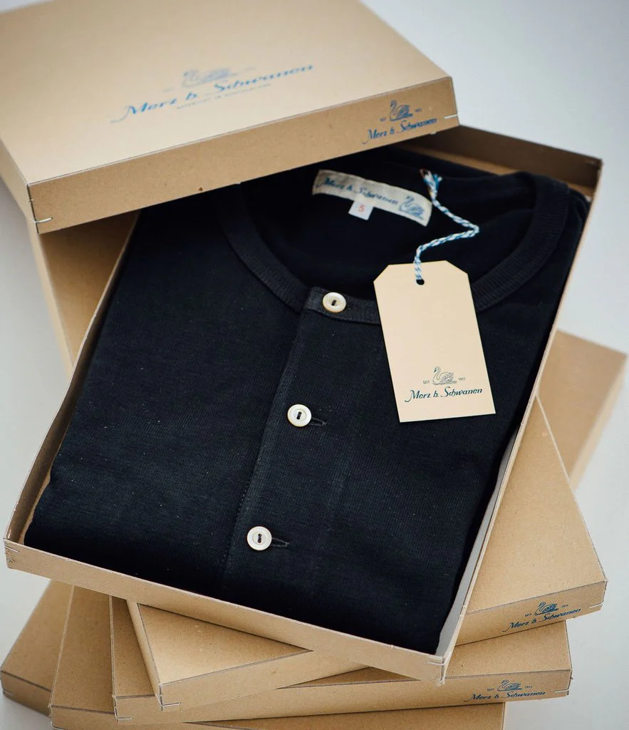 Merz b. Schwanen 207 Short Sleeve Henley - Deep Black - Image 4